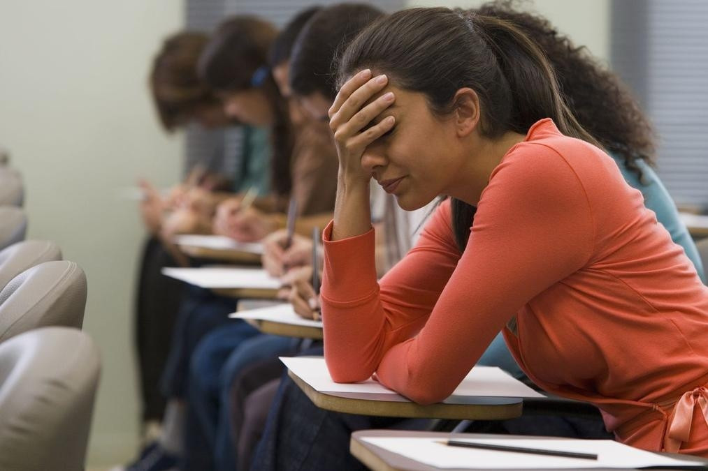 Nữ sinh tố bị quấy rối trong phòng thi: Hiệu trưởng và giảng viên bị đình chỉ