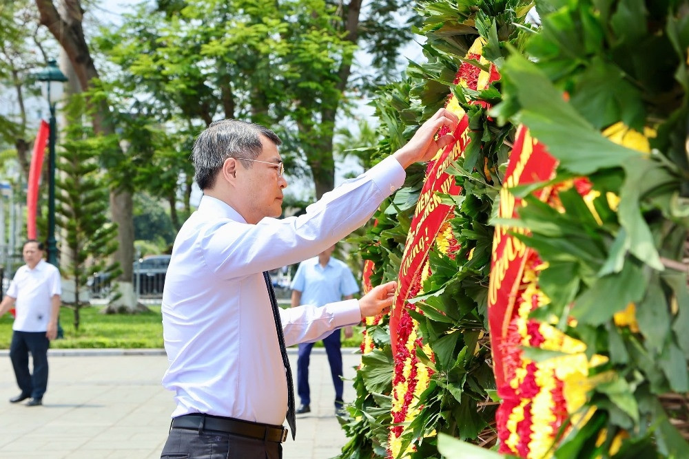 Thủ tướng cùng lãnh đạo TP Hải Phòng dâng hương tưởng nhớ các anh hùng liệt sỹ