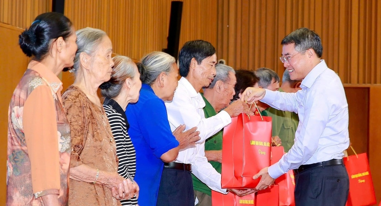 thủ tướng tặng quà.jpeg