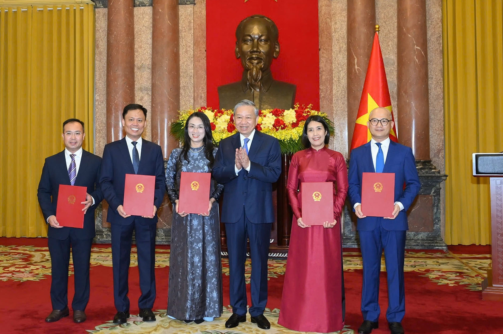 Tổng Bí thư, Chủ tịch nước Tô Lâm trao quyết định bổ nhiệm cho 5 Đại sứ