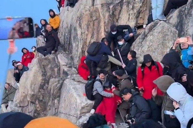 Tranh chỗ ngắm bình minh, du khách xô xát gây ra cảnh tượng hỗn loạn