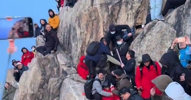 Tranh chỗ ngắm bình minh, du khách xô xát gây ra cảnh tượng hỗn loạn