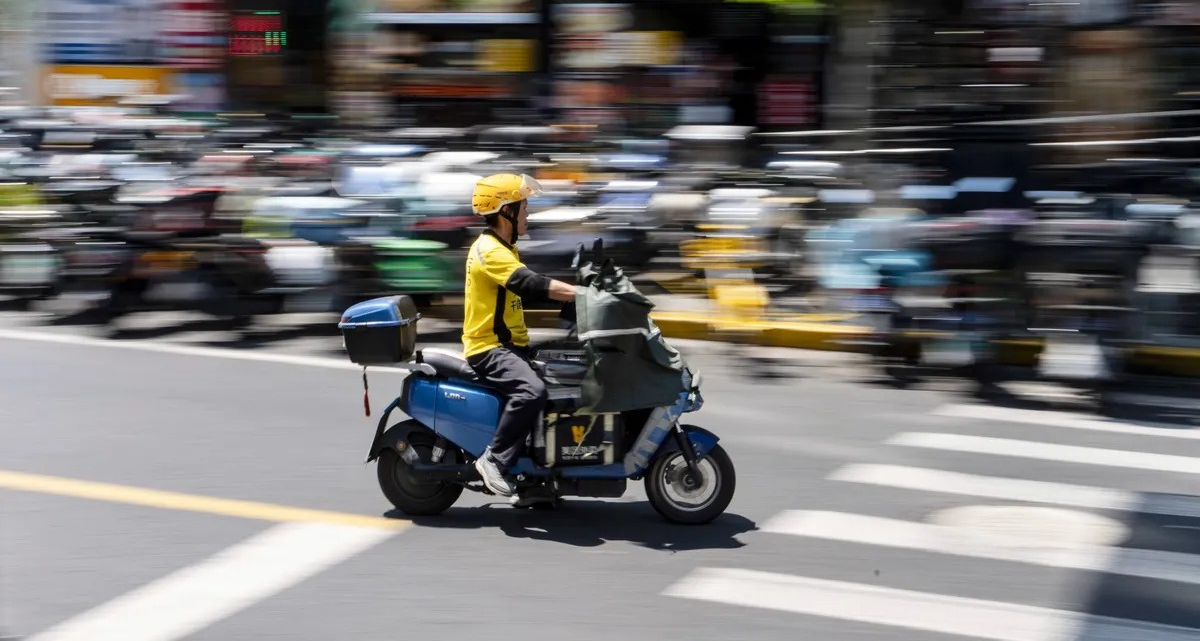 Trung Quốc "tuýt còi" thuật toán bóc lột tài xế của các app giao hàng, gọi xe