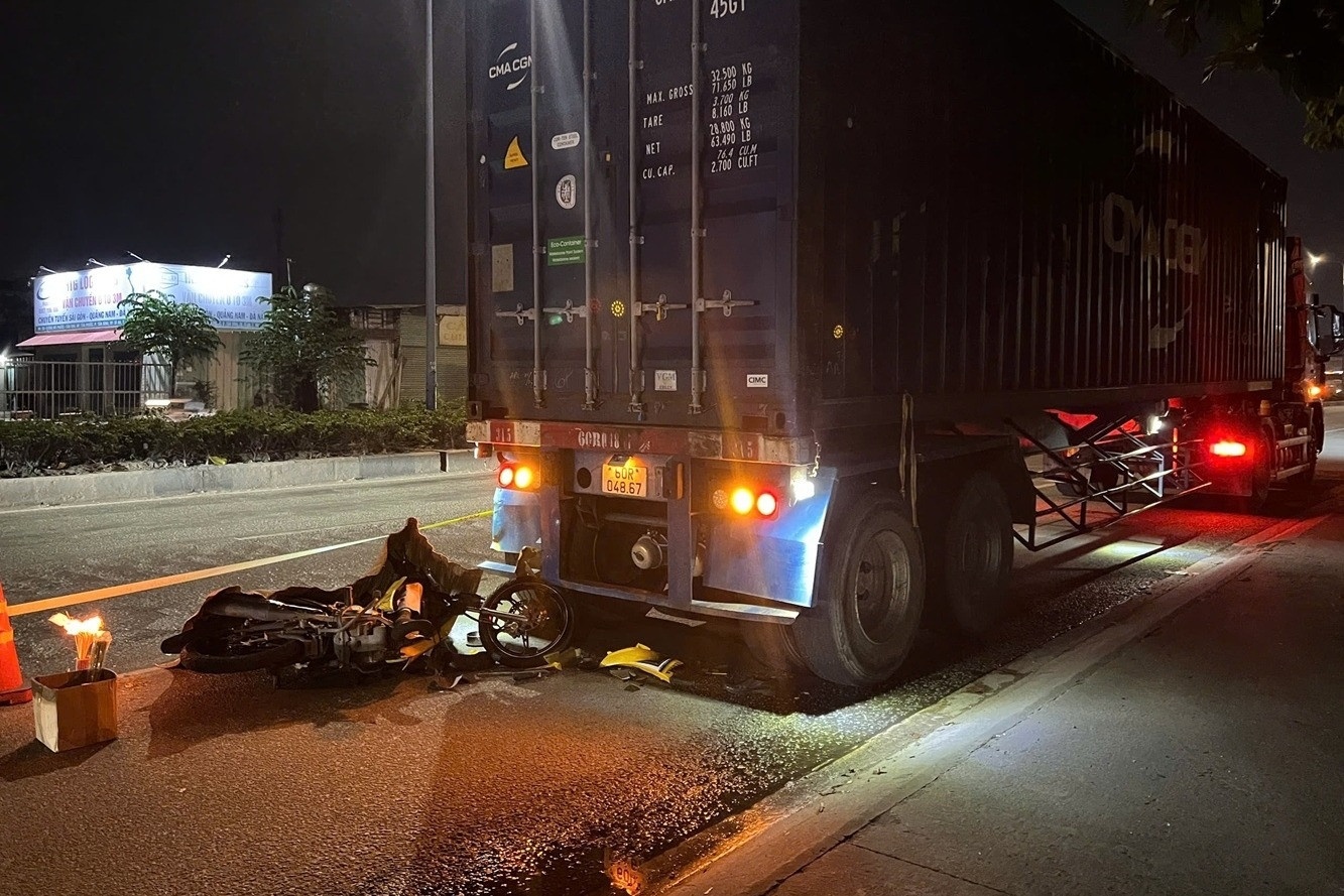 Tông vào ô tô dừng trên đường cấm, người đàn ông tử vong