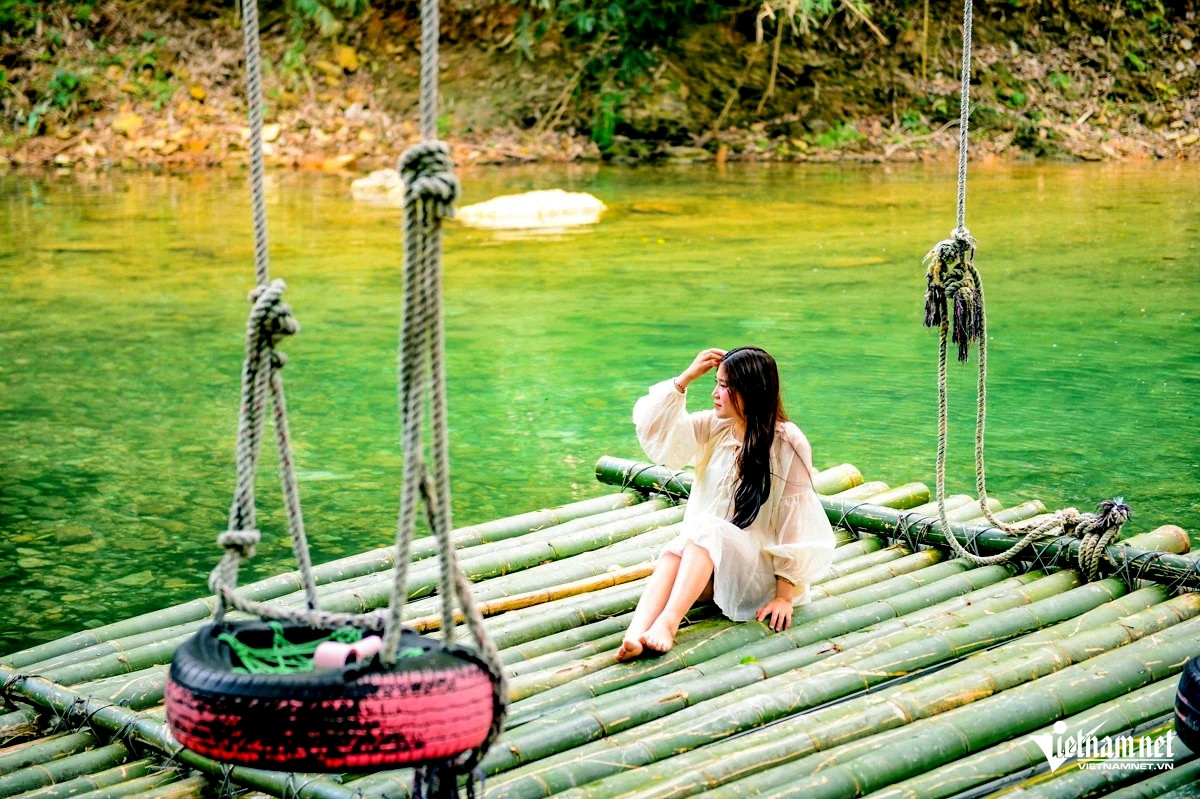 W-a2Nước suối trong vắt thấy đáy.jpg