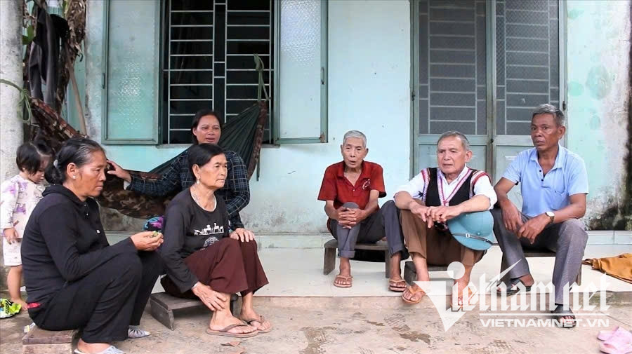 W-Già làng A Lào đến từng nhà tuyên truyền, vận động dân làng xóa bỏ hủ tục, chăm lo phát triển kinh tế để có cuộc sống tốt hơn.jpg