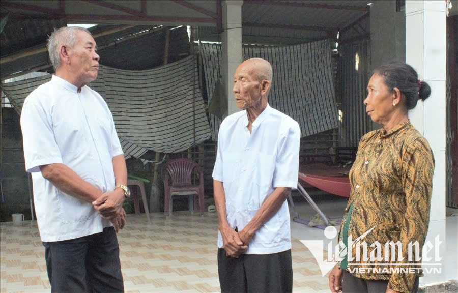 W-Ông Chau Siêm (bên trái) đến tuyên truyền, vận động người dân địa phương chấp hành tốt chủ trương, đường lối của Đảng, chính sách, pháp luật của Nhà nước.jpg