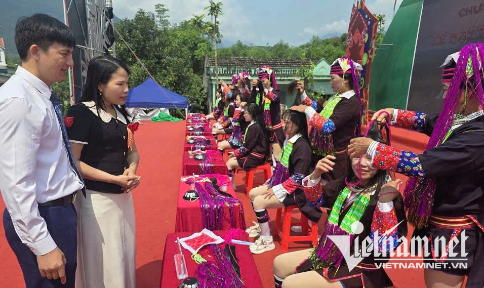 W-Phó Giám đốc Sở Dân tộc và Tôn giáo tỉnh Quảng Ninh Ân Thị Thìn cùng lãnh đạo xã Đường Hoa theo dõi phần thi vấn tóc - nét văn hóa đặc sắc của đồng bào vùng cao, đang được bảo tồn và phát huy gắn với phát triển du lịch cộng đồng.jpg