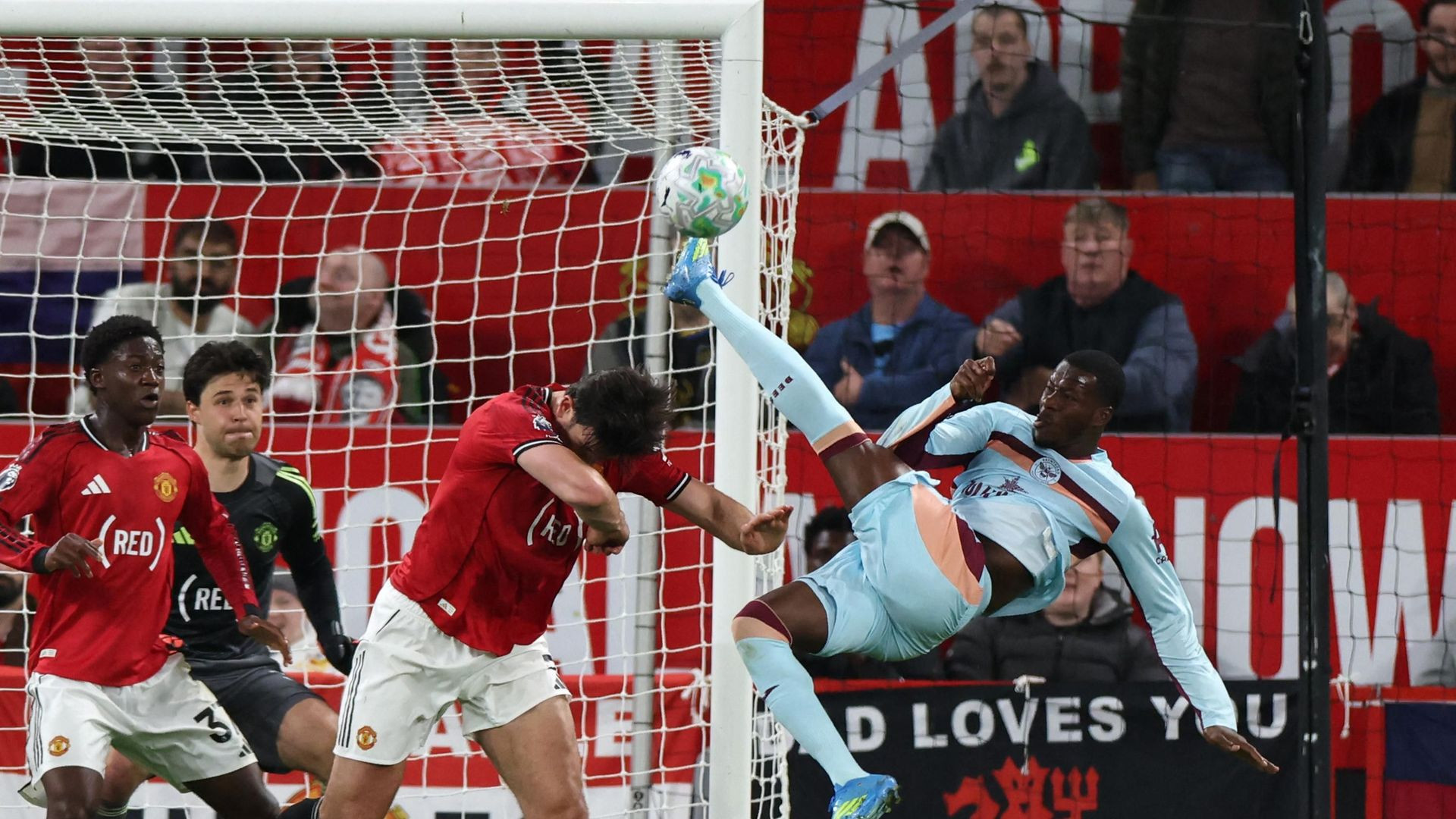 www_thesun_co_uk manchester uniteds noussair mazraoui left 1076701961 (1).jpg