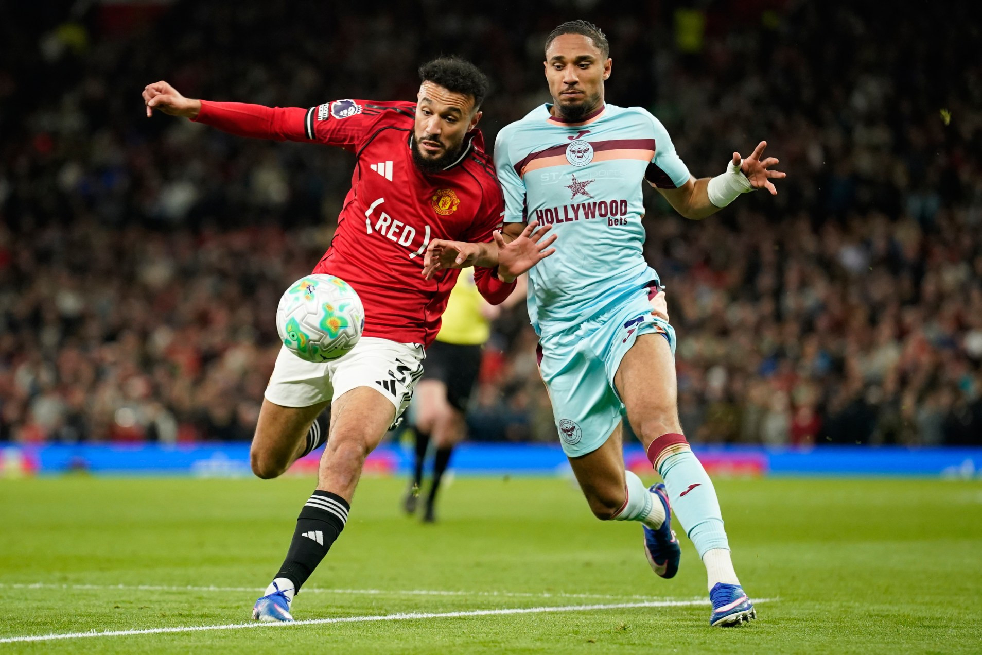 www_thesun_co_uk manchester uniteds noussair mazraoui left 1076701961 (2).jpg