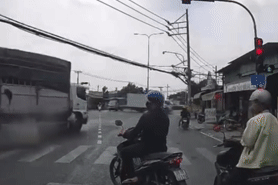 Xe tải lao như tên bắn qua ngã tư, tông chết người rồi húc thẳng nhà dân