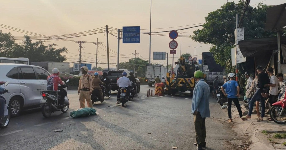 Xe tải lao như tên bắn qua ngã tư, tông chết người rồi húc thẳng nhà dân