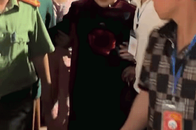 Xuân Hinh được hộ tống giữa vòng vây khán giả, Chi Pu khoe đường cong