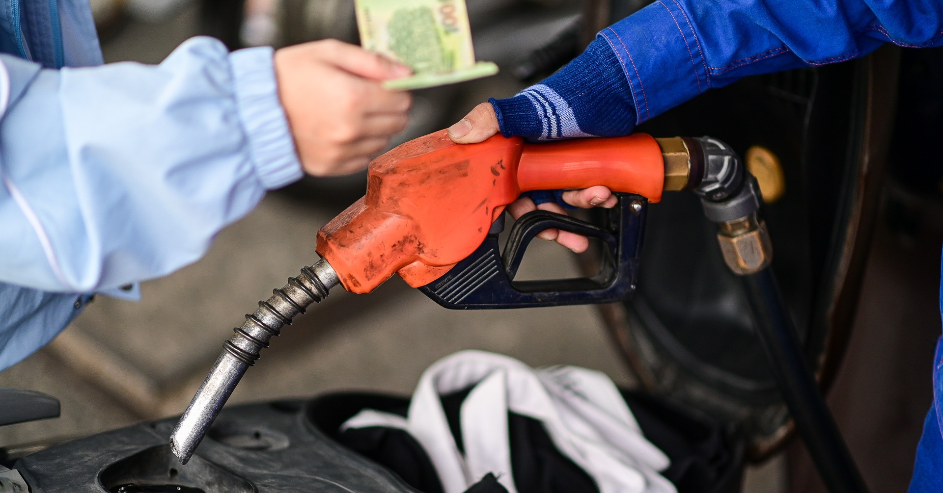 Giá xăng dầu hôm nay 29/4: Thế giới tăng cao, trong nước chiều nay điều chỉnh giá