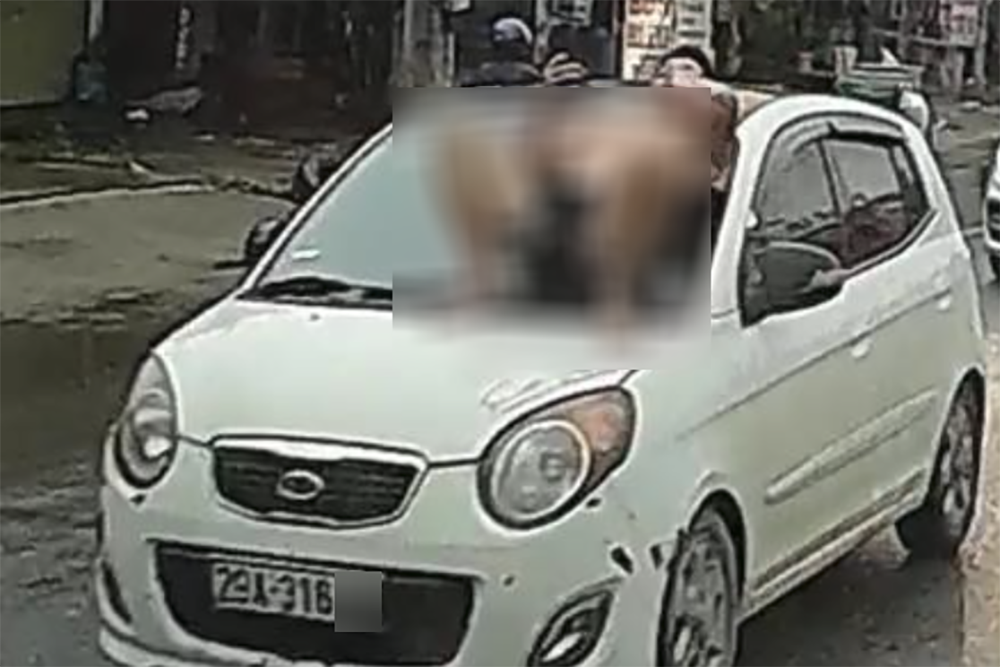 Lí do bất ngờ khiến nam thanh niên nằm trên nắp capo ô tô đang chạy ở Hà Nội