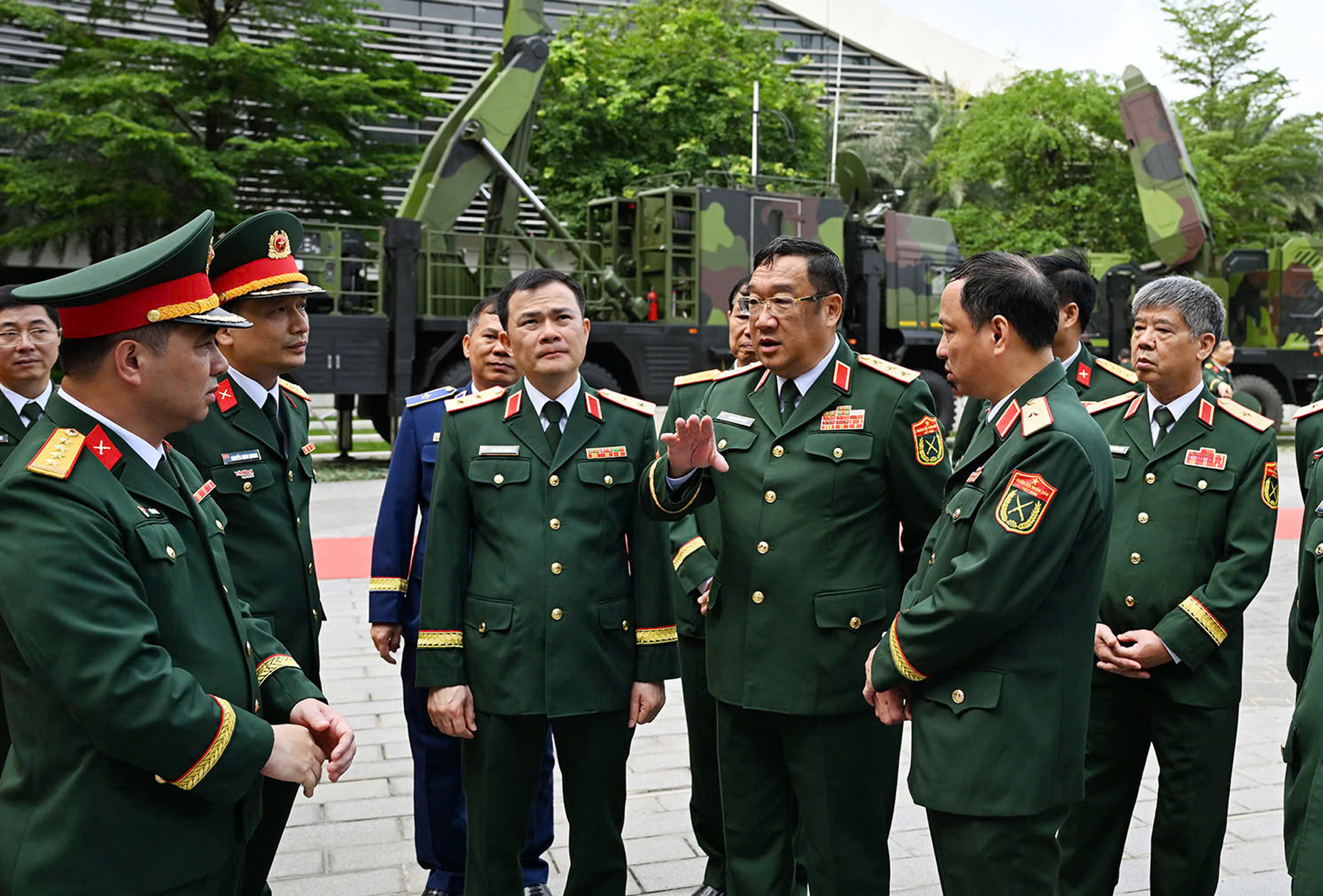 Các đại biểu tham quan sản phẩm công nghệ cao Viettel bên lề sự kiện (2).jpg