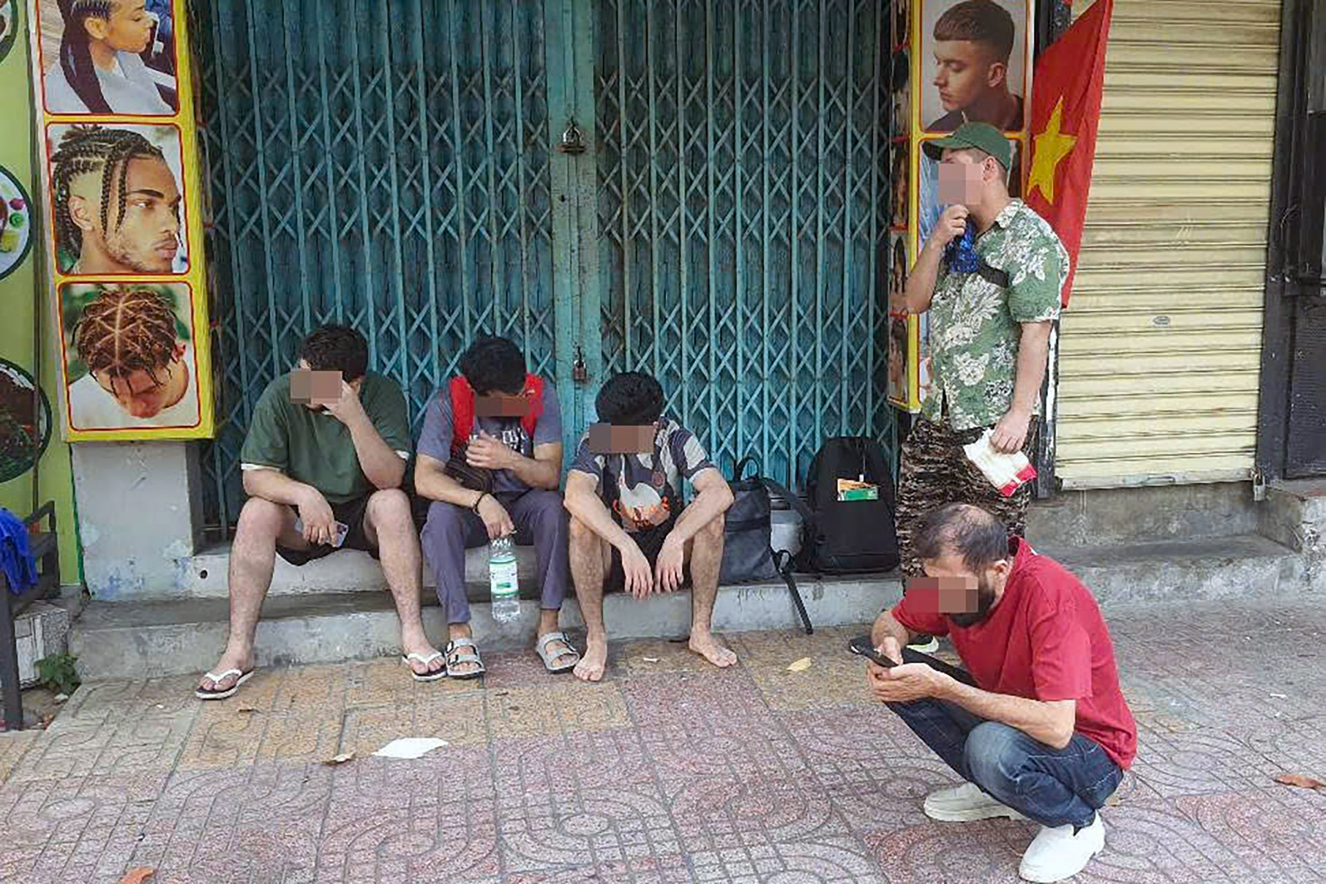 Cháy nhà hàng, 5 người nước ngoài trèo cửa sổ thoát thân