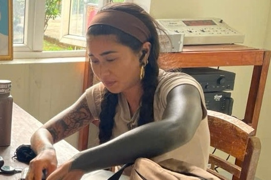 Cô gái Australia xinh đẹp viết bức thư 2 thứ tiếng cảm ơn bộ đội biên phòng