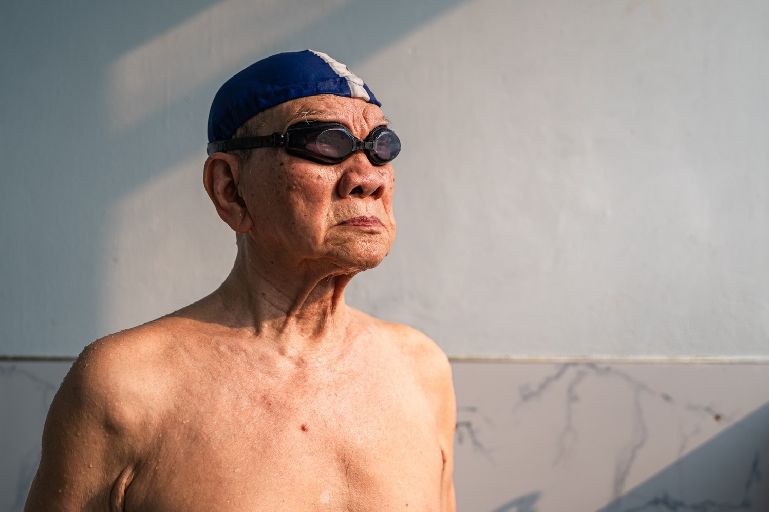 đại tá 97 tuổi tập bơi.jpg