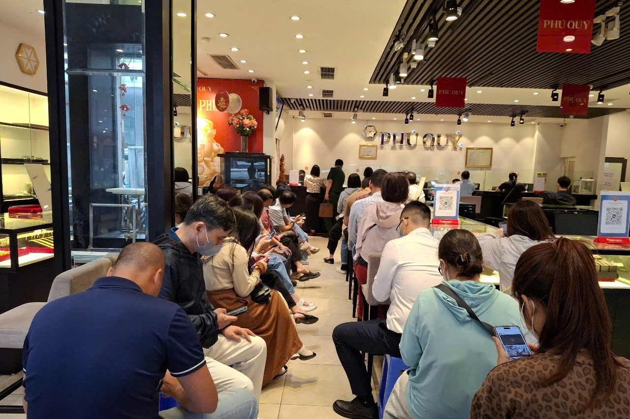 Giá vàng giảm sâu, người dân Hà Nội xếp hàng 'bắt đáy’, người bán vắng bóng