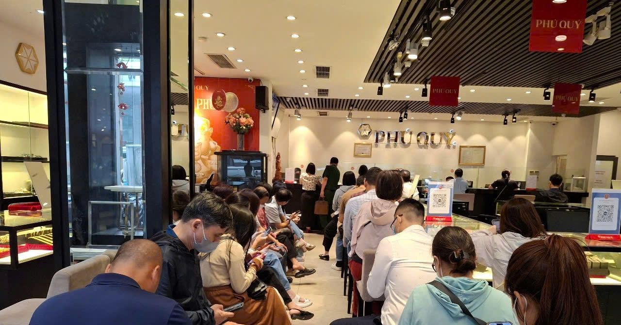 Giá vàng giảm sâu, người dân Hà Nội xếp hàng "bắt đáy’, người bán vắng bóng