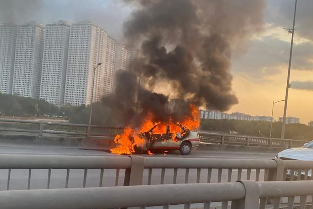 Hà Nội: Ô tô con cháy ngùn ngụt ở Vành đai 3 trên cao giữa giờ cao điểm