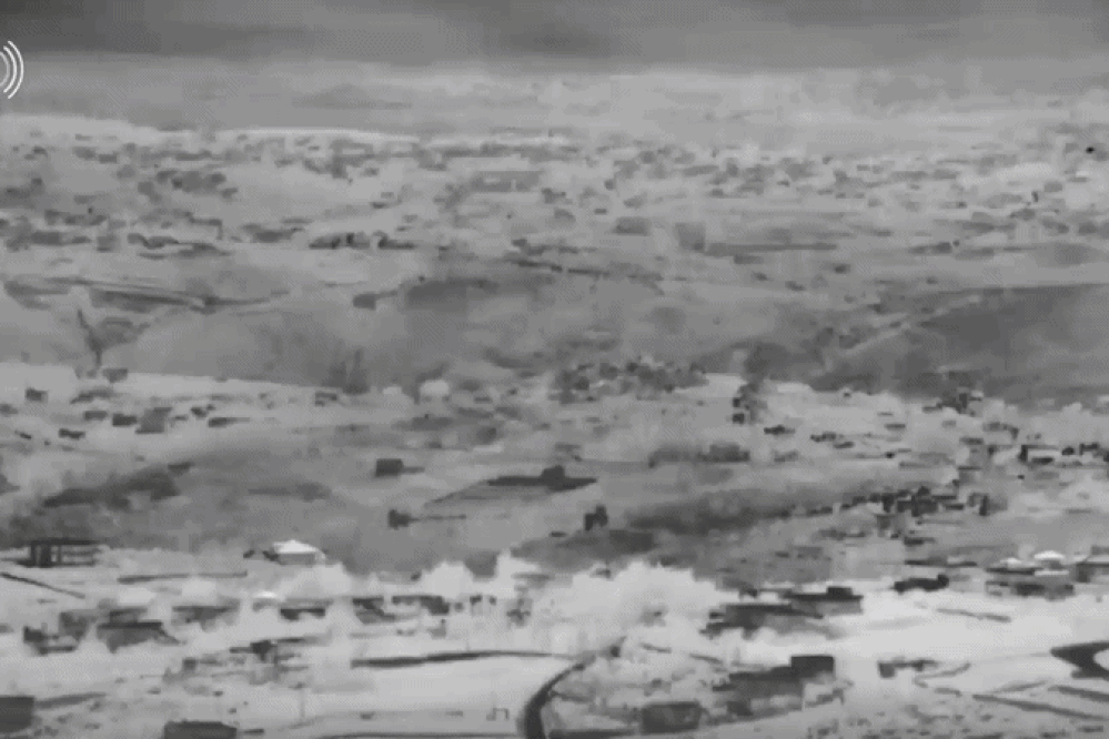 Khoảnh khắc Israel dùng 450 tấn thuốc nổ phá hủy mạng lưới hầm ngầm Hezbollah