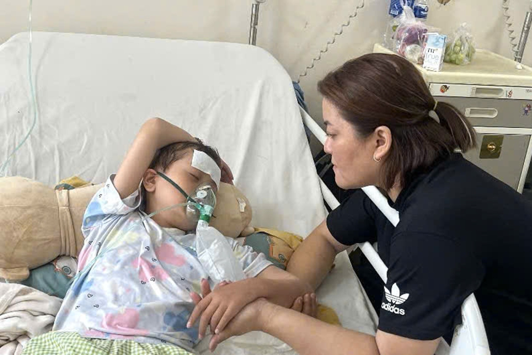  Mẹ đơn thân đau đớn nghe con gái mắc ung thư hỏi: Con còn chân để nhảy không? 