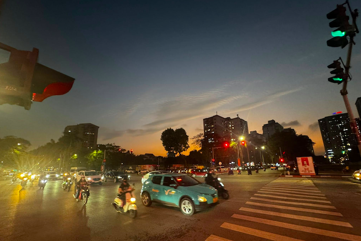 Nghe điện thoại của mẹ, con gái vội bắt chuyến xe cuối cùng về nghỉ lễ