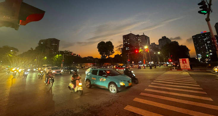 Nghe điện thoại của mẹ, con gái vội bắt chuyến xe cuối cùng về nghỉ lễ