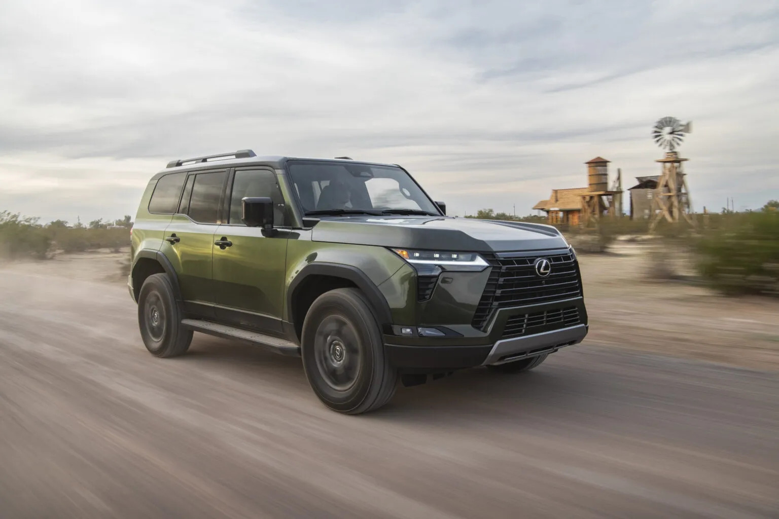 Người đàn ông chuyển gần 2 tỷ mua xe sang Lexus “ma”, đại lý thật bị vạ lây