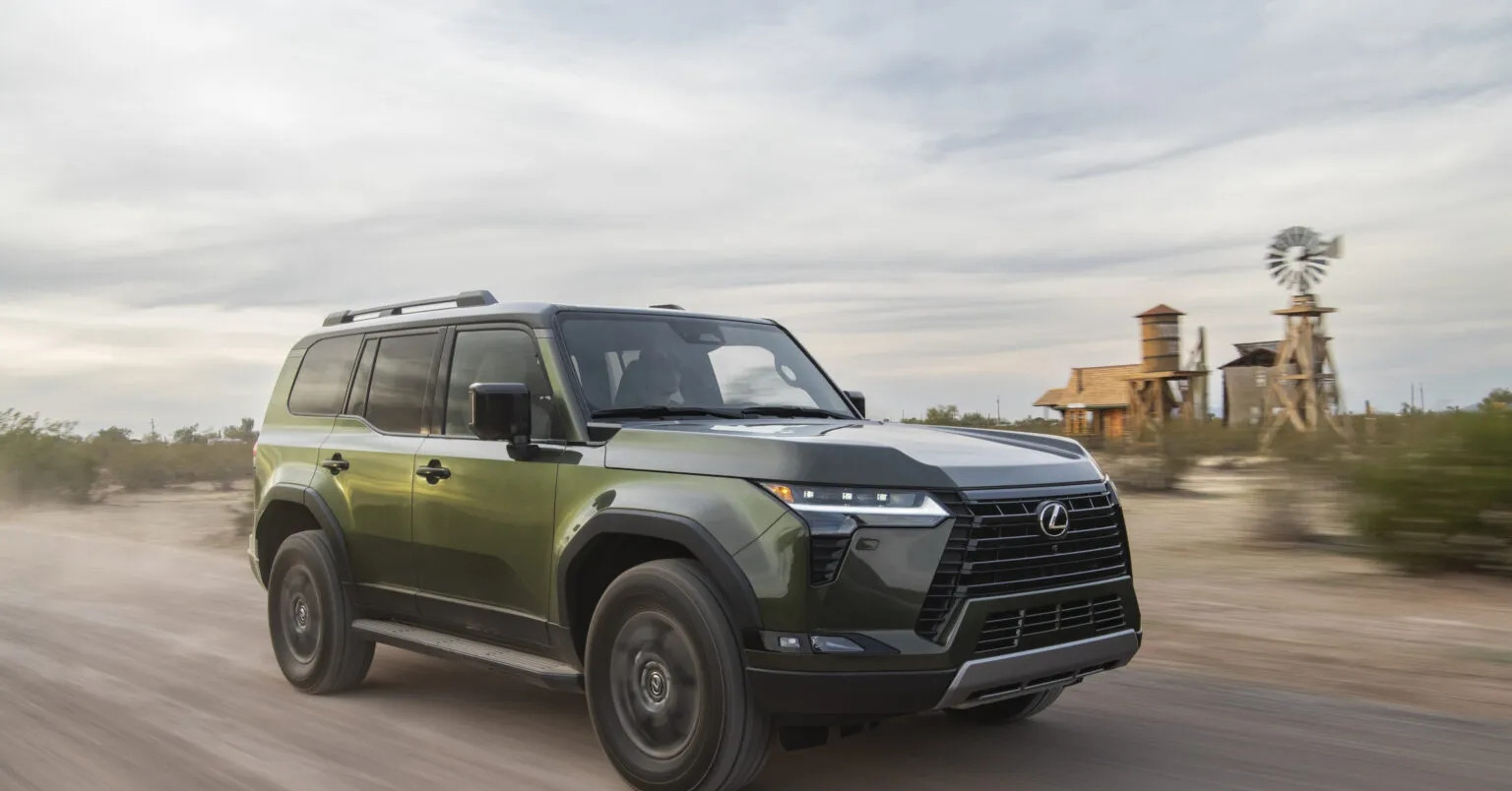 Người đàn ông chuyển gần 2 tỷ mua xe sang Lexus “ma”, đại lý thật bị vạ lây