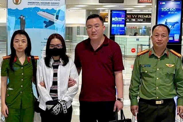 Bắt giữ nguyên nữ cán bộ bị truy nã đặc biệt ngay khi vừa về tới Nội Bài