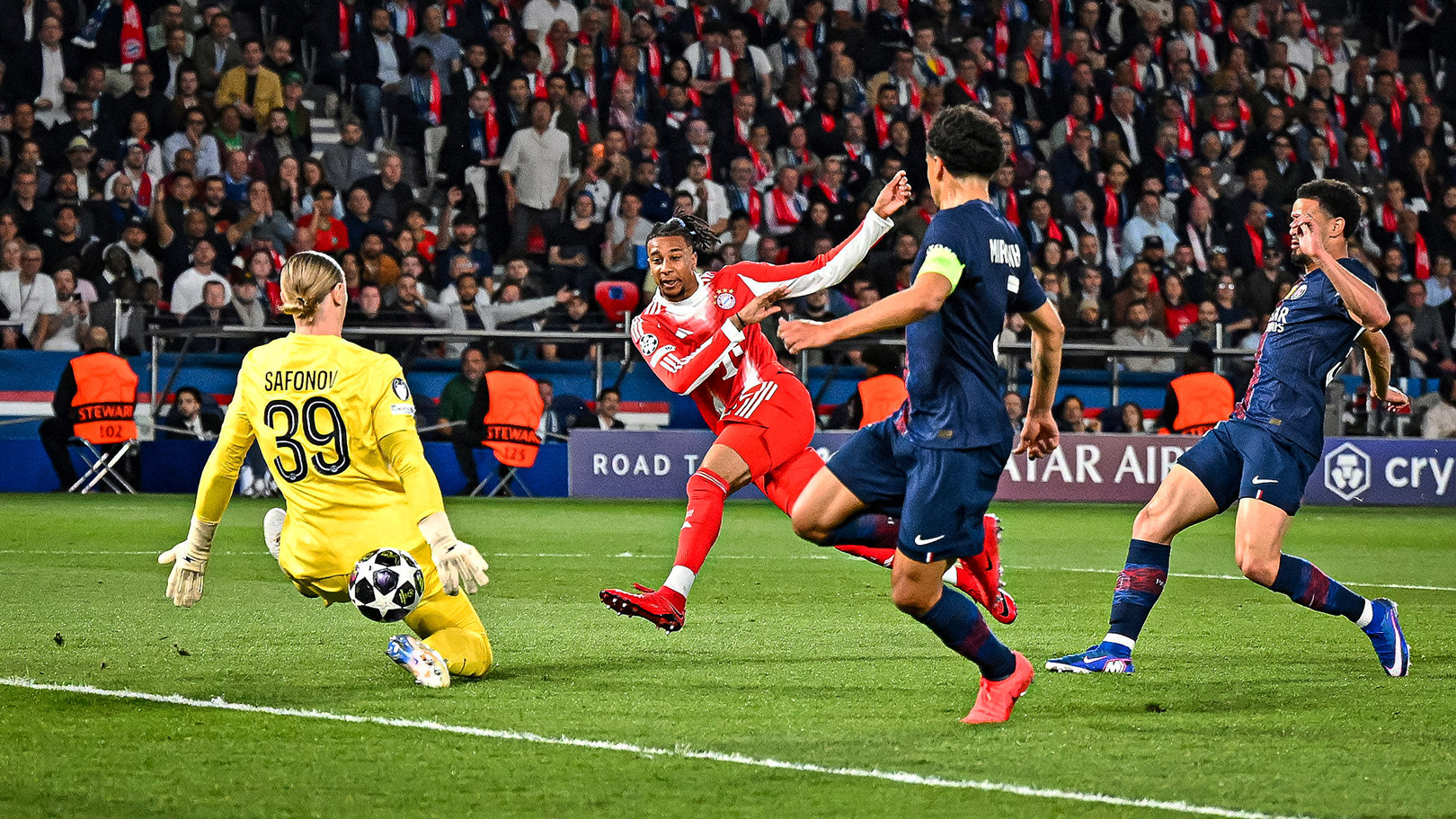 Olise PSG Bayern.jpg