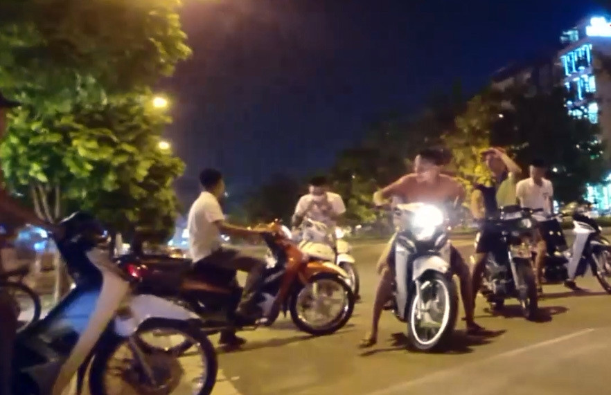 ‘Quái xế’ mang kiếm rượt đuổi nhau, gây tai nạn khiến 2 thiếu niên tử vong