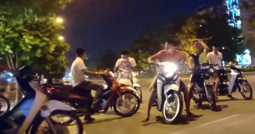 ‘Quái xế’ mang kiếm rượt đuổi nhau, gây tai nạn khiến 2 thiếu niên tử vong