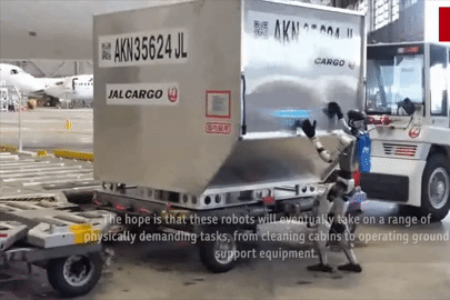 Robot hình người Trung Quốc bốc xếp hành lý tại sân bay Nhật Bản