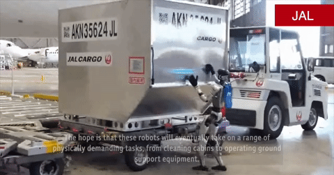 Robot hình người Trung Quốc bốc xếp hành lý tại sân bay Nhật Bản