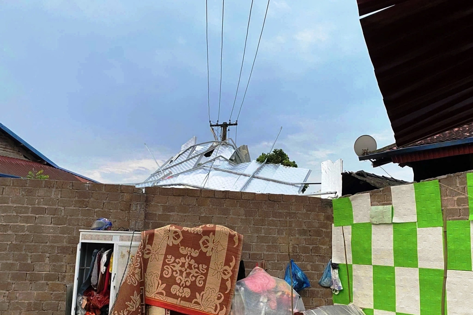 Cảnh tan hoang sau trận giông lốc quét qua xã Vân Hồ