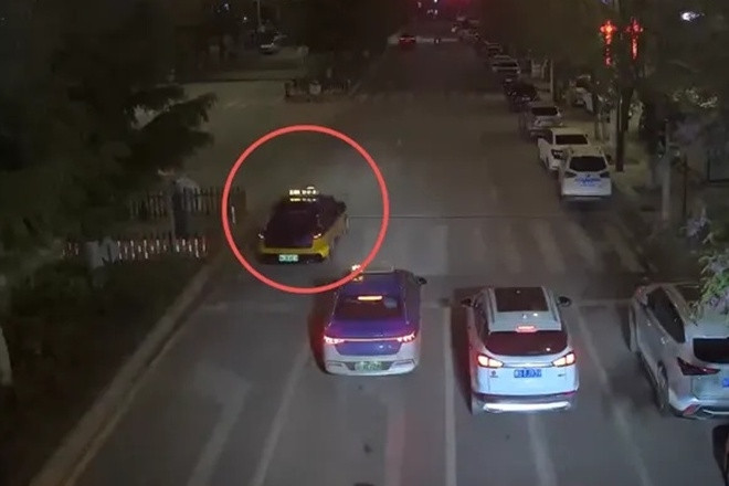 Tài xế taxi vượt 5 đèn đỏ trong đêm, lao đi cứu bé trai bất tỉnh