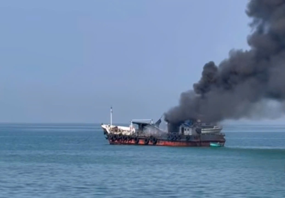 Tàu chở dầu bốc cháy dữ dội ngoài biển liên hương, lâm đồng.jpg