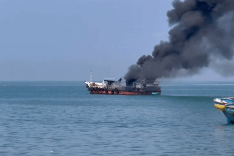 Tàu chở dầu bốc cháy dữ dội ở vùng biển Lâm Đồng, 3 thợ hàn gặp nạn