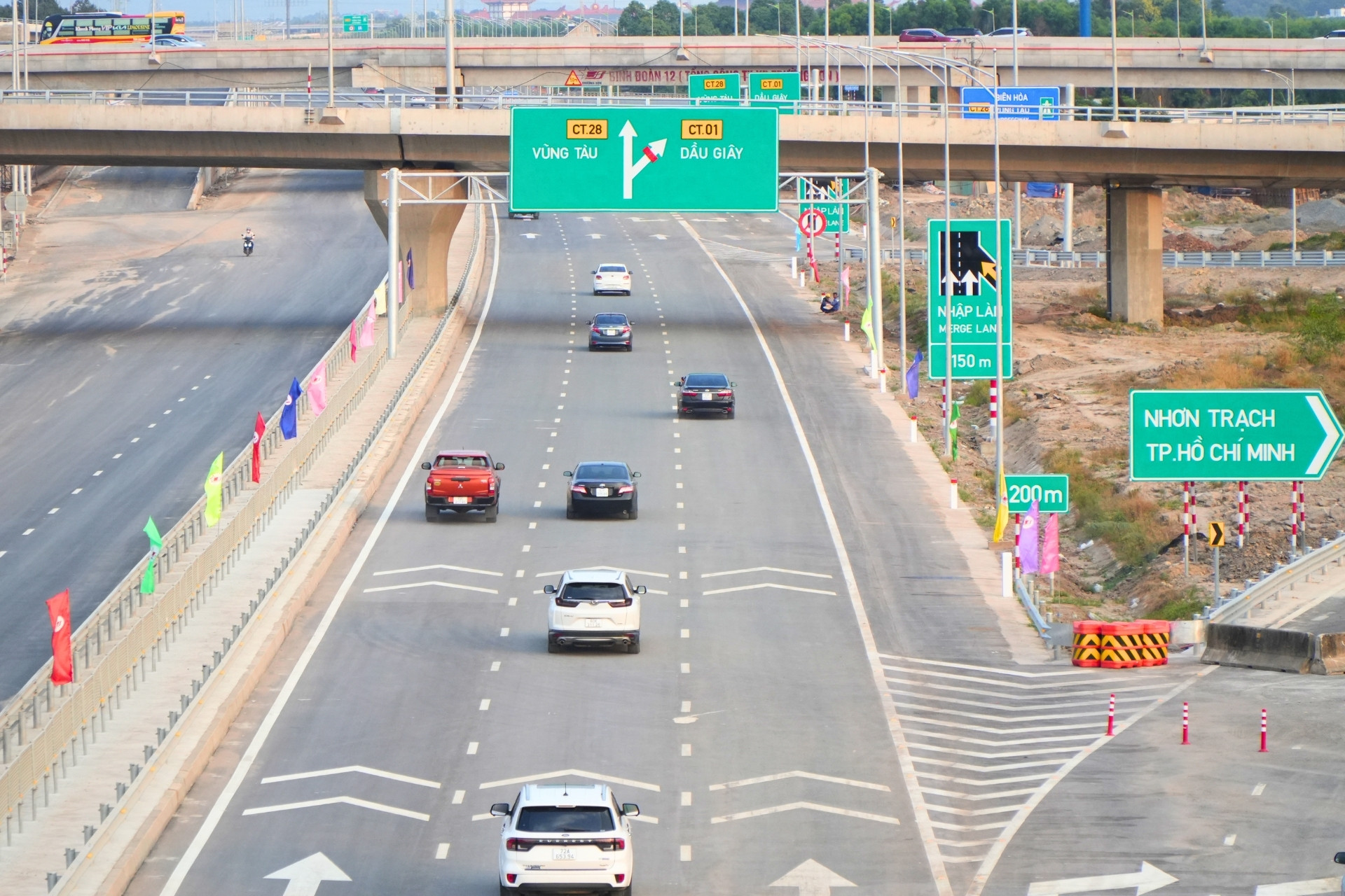 Ngày đầu thông xe 37km cao tốc Biên Hòa - Vũng Tàu: Tài xế khen đường êm, đẹp