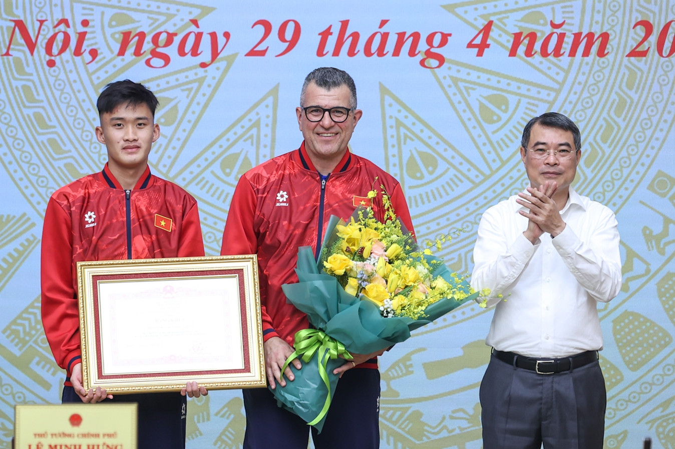 Thủ tướng tặng bằng khen cho đội tuyển bóng đá nam U17 quốc gia