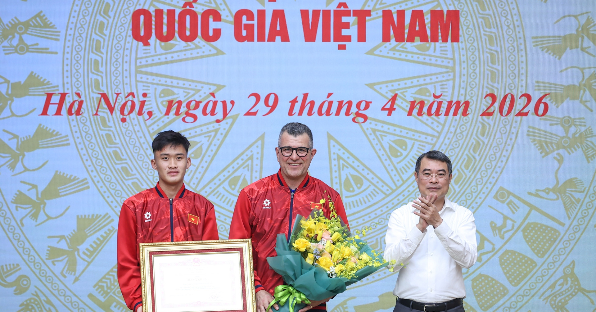Thủ tướng tặng bằng khen cho đội tuyển bóng đá nam U17 quốc gia