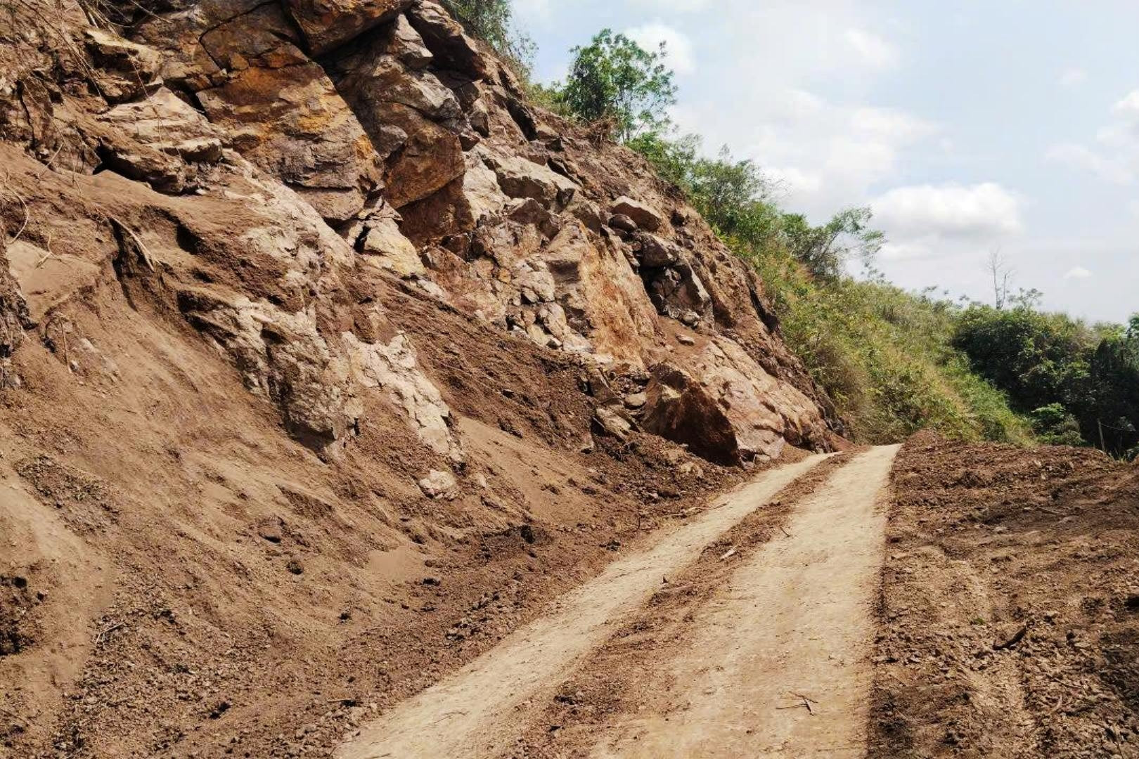 Thực hư thông tin người dân bị thu phí khi đi vòng tránh sạt lở