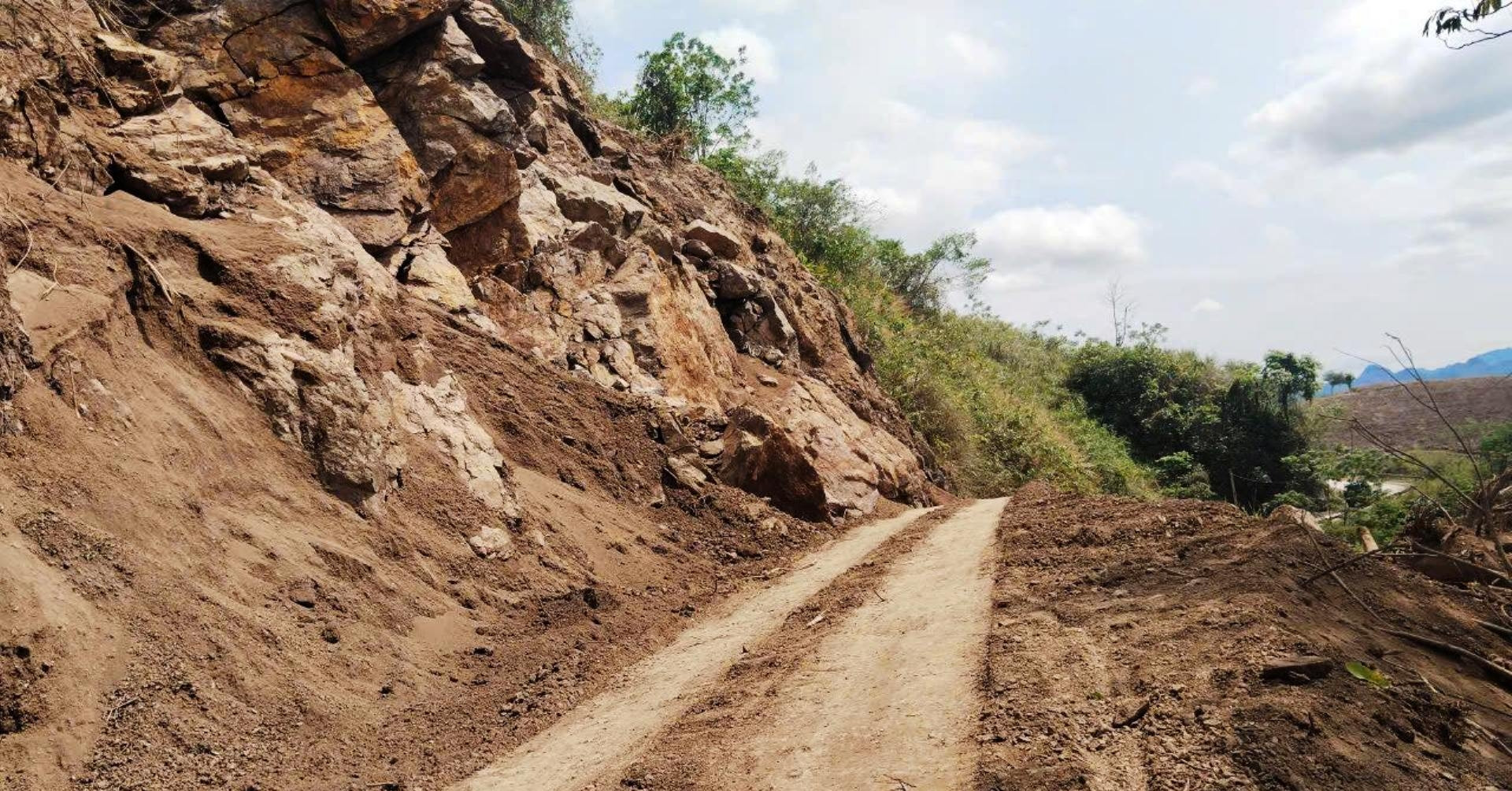 Thực hư thông tin người dân bị thu phí khi đi vòng tránh sạt lở