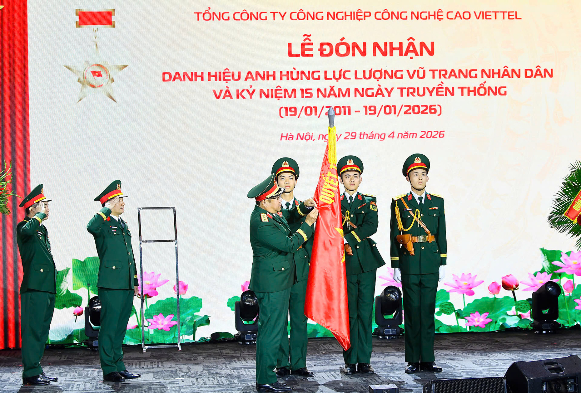 Thượng tướng Phạm Hoài Nam, Ủy viên Trung ương Đảng, Ủy viên Thường vụ Quân ủy Trung ương, Thứ trưởng Bộ Quốc phòng, trao danh hiệu Anh hùng Lực lượng vũ trang nhân dân cho TCT Công nghiệp Công nghệ cao Viette.jpg