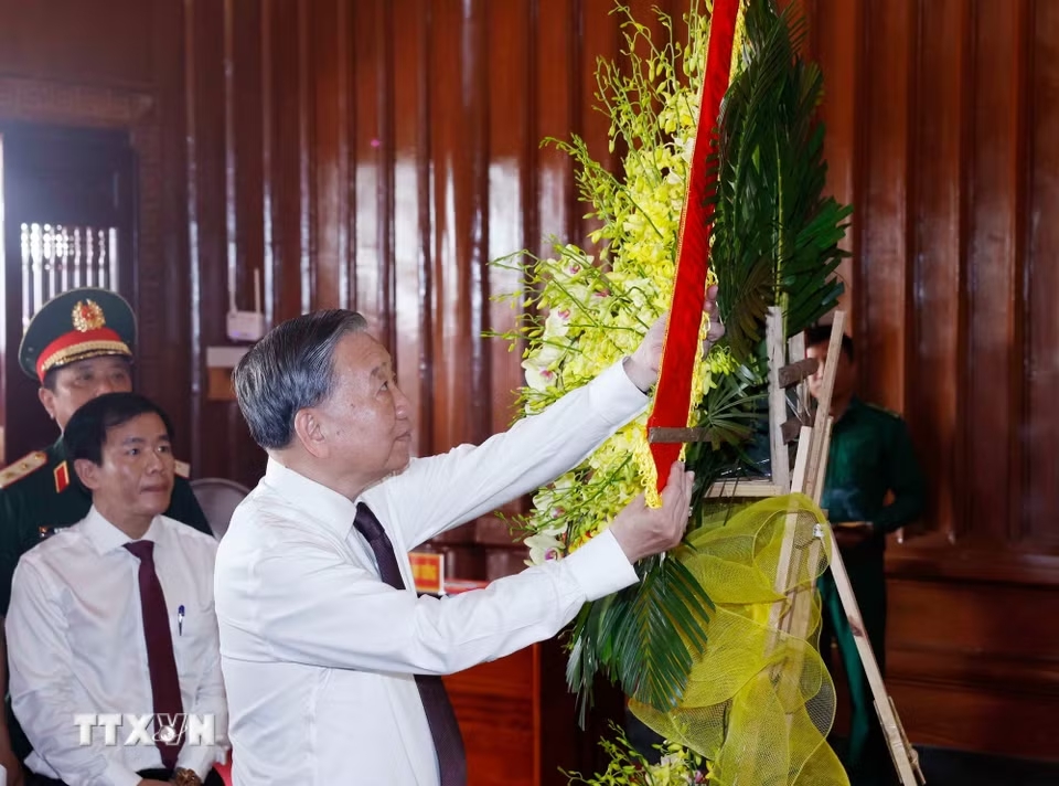 Tổng Bí thư, Chủ tịch nước Tô Lâm dâng hoa tại Khu Di tích Quốc gia đặc biệt Bến phà Gianh. (Ảnh: Thống Nhất/TTXVN)