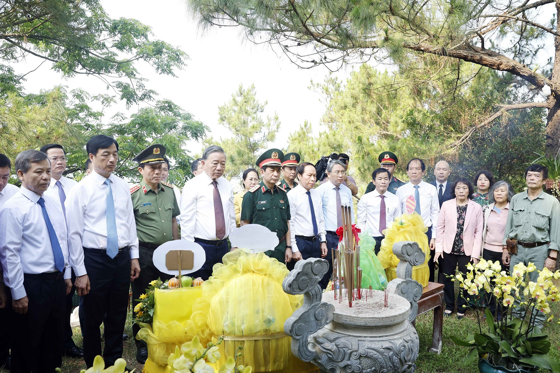 Tổng Bí thư, Chủ tịch nước dâng hương tưởng niệm Đại tướng Võ Nguyên Giáp